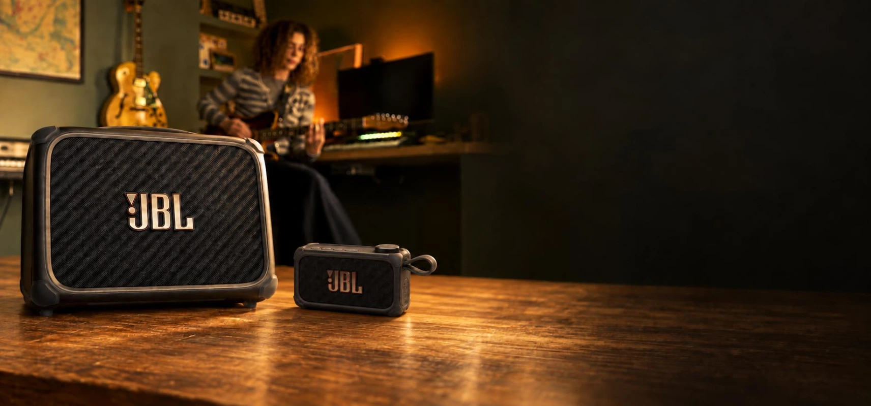 JBL BandBox Solo e Trio con una musicista che suona la chitarra
