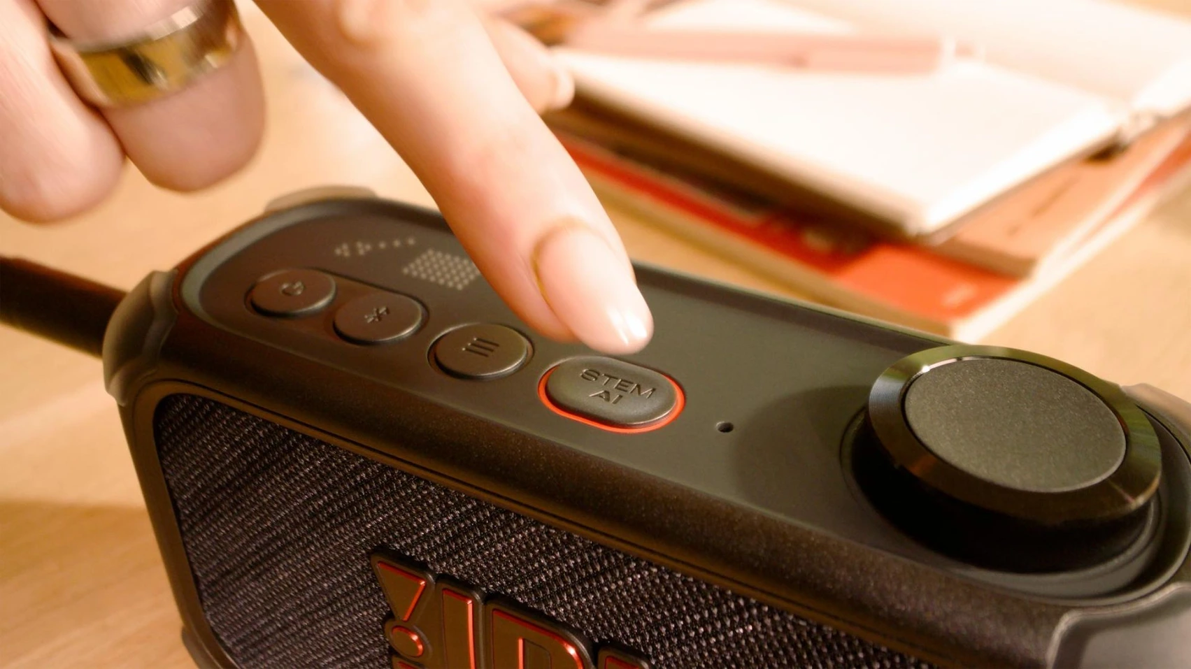 Tasto con cui attivare StemAi su JBL BandBox Solo