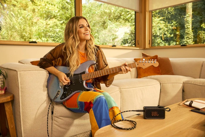 Ragazza che suona la chitarra con JBL BandBox Solo