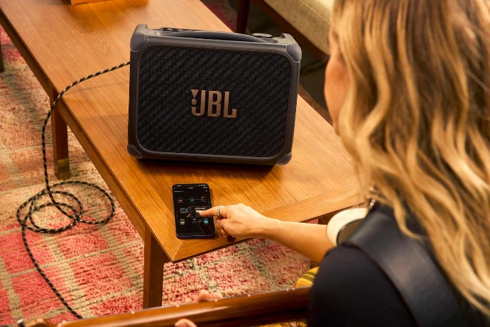 Scegli l'amplificatore e gli effetti tramite l'app JBL One